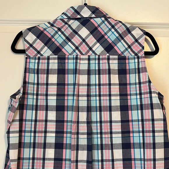 Ladies button up sleeveless top with 2 pockets. - Picture 3 of 3